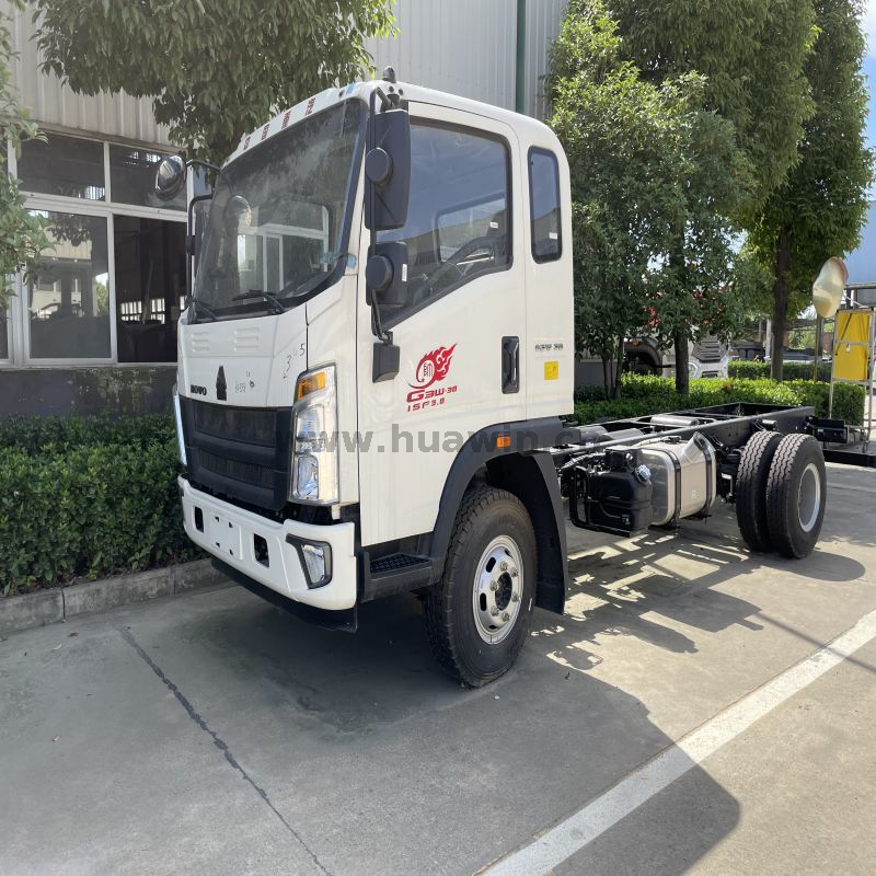 SINOTRUK HOWO 4×2 Light Duty With Air Deflector Cargo Chassis 