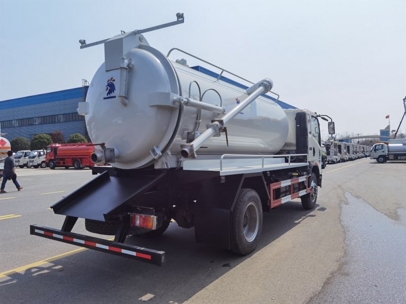 8000 Liters SINOTRUK HOWO 4X2 Sewage Suction Vacuum Tanks