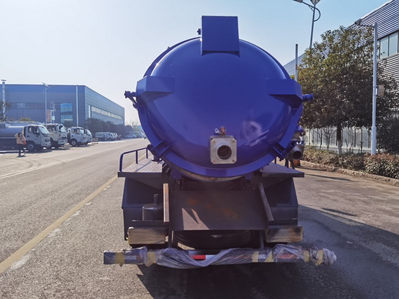 Hot Sell Brand New Suction Truck 4*2 tankers tricycles